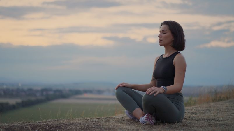 Mujer meditando en el campo